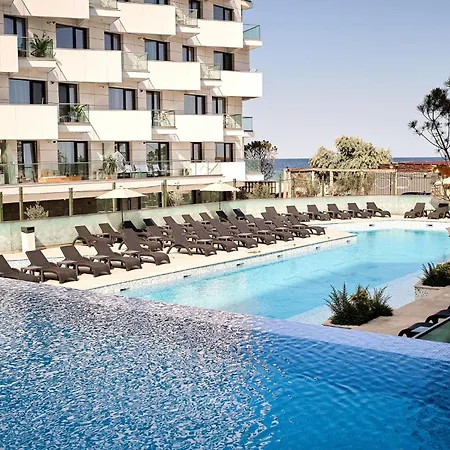 Laguna In Infinity Pool And Năvodari