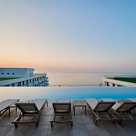 Laguna In Infinity Pool And Lägenhet Năvodari